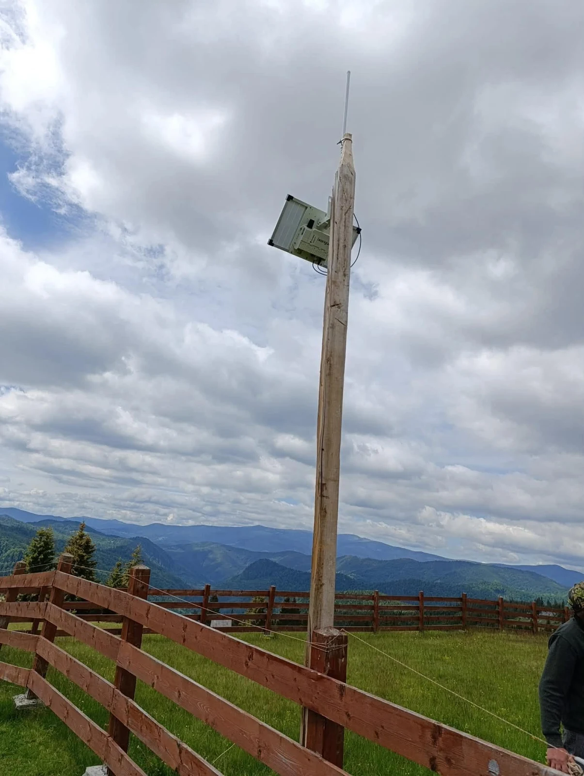 Solarna LoRa stanica na stubu, na farmi u planinskom području