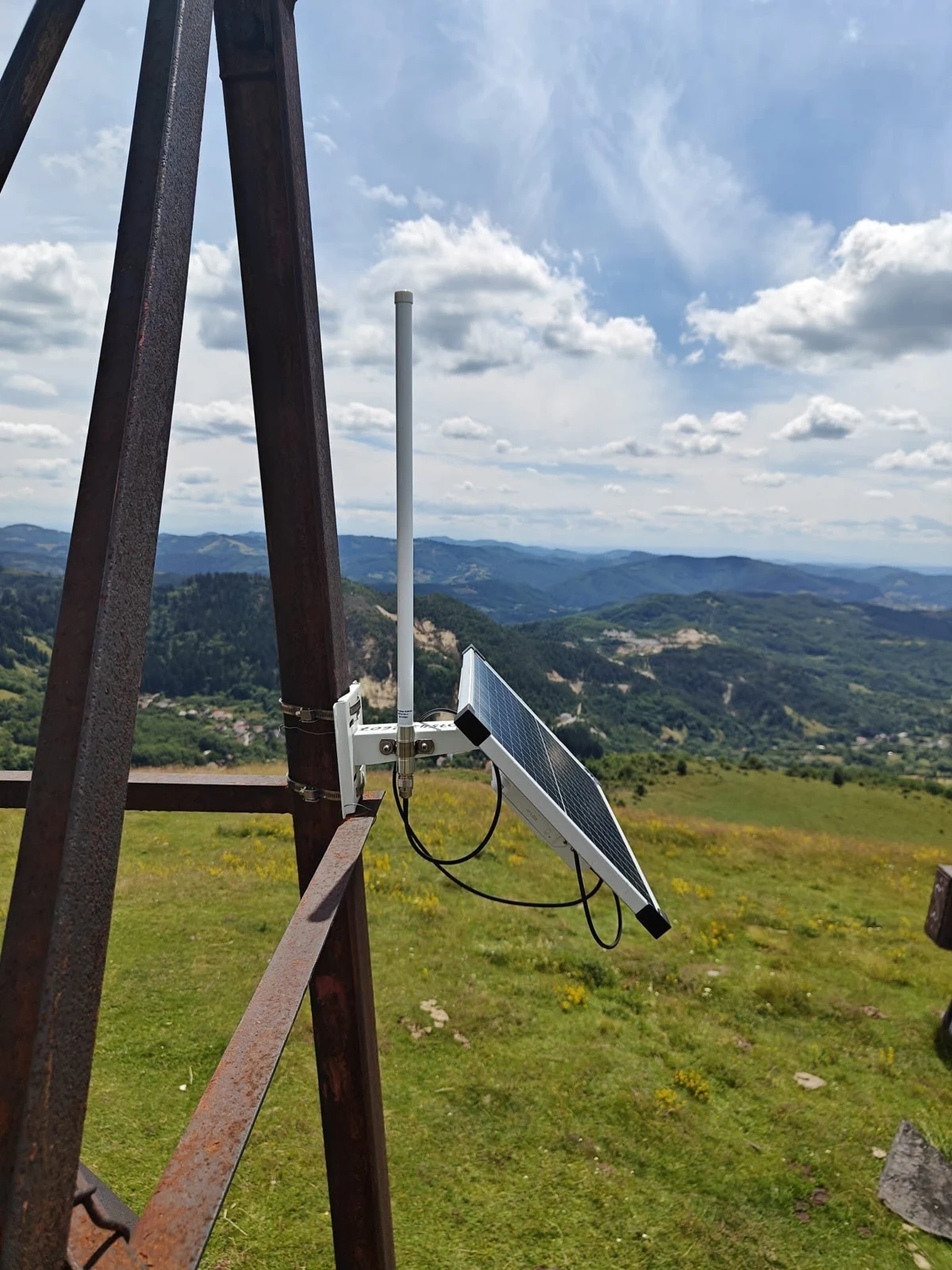 Detalj antene i solarnog panela LoRa stanice