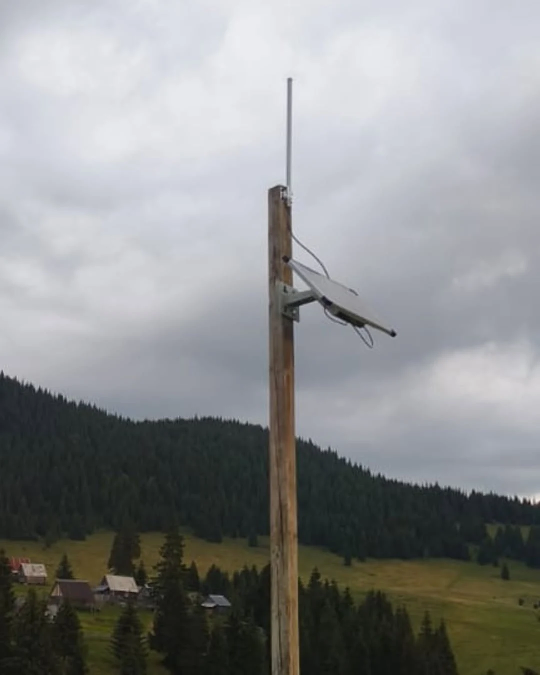 Solarna LoRa stanica postavljena na pašnjaku